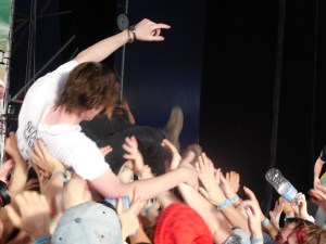 Splendour - Chilli Jesson from Palma Violets crowdsurfing