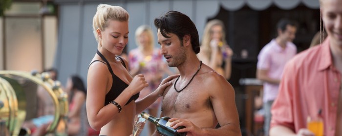 Rodrigo Santoro and Margot Robbie in Focus (2015)